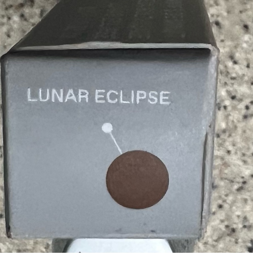 r.e.m. beauty midnight shadows
multi-use eye stick in Lunar Eclipse